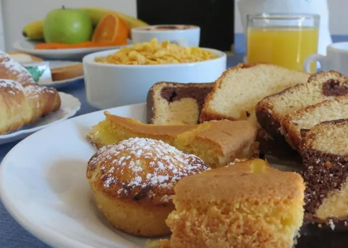 Plaza לינה וארוחת בוקר *